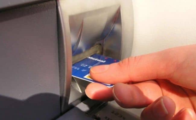Rút tiền thẻ MB tại cây ATM