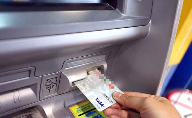 Thao tác rút tiền qua thẻ tín dụng tại cây ATM