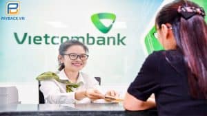 nhan vien vietcombank dua tien cho khac hang 1