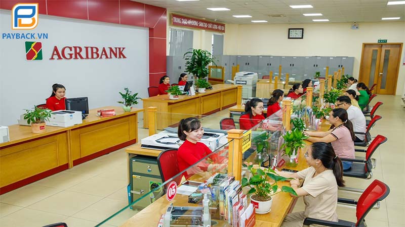 Hình ảnh nhân viên Agribank tư vấn dịch vụ cho khách hàng