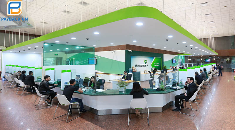 Hình ảnh khách hàng giao dịch tại quầy Vietcombank