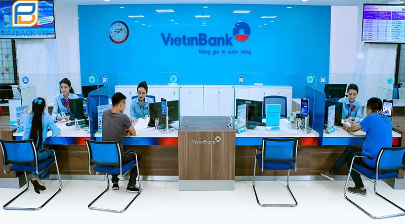 Hình ảnh nhân viên Vietinbank trao đổi và tư vấn dịch vụ cho khách hàng