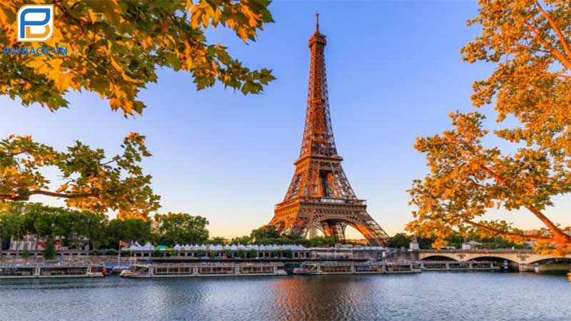 Tháp Eiffel là biểu tượng nổi tiếng của nước Pháp