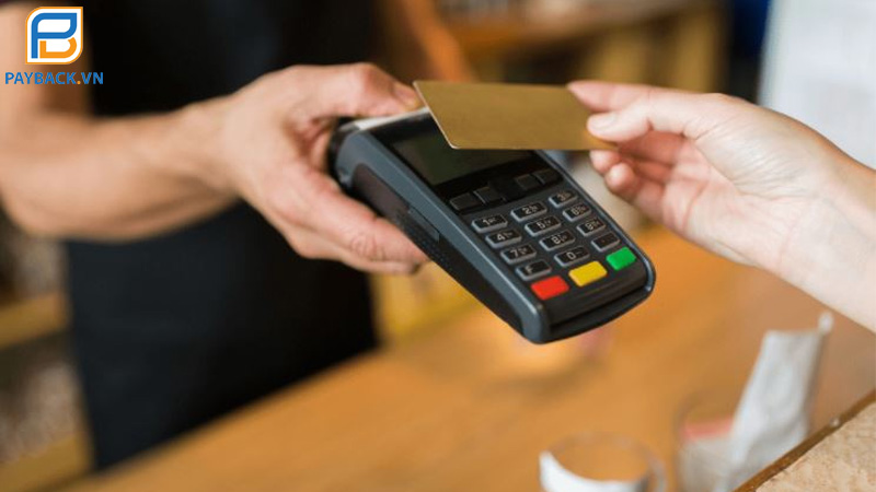 Cách rút tiền thẻ tín dụng Quận 10 nhanh và phí thấp nhất